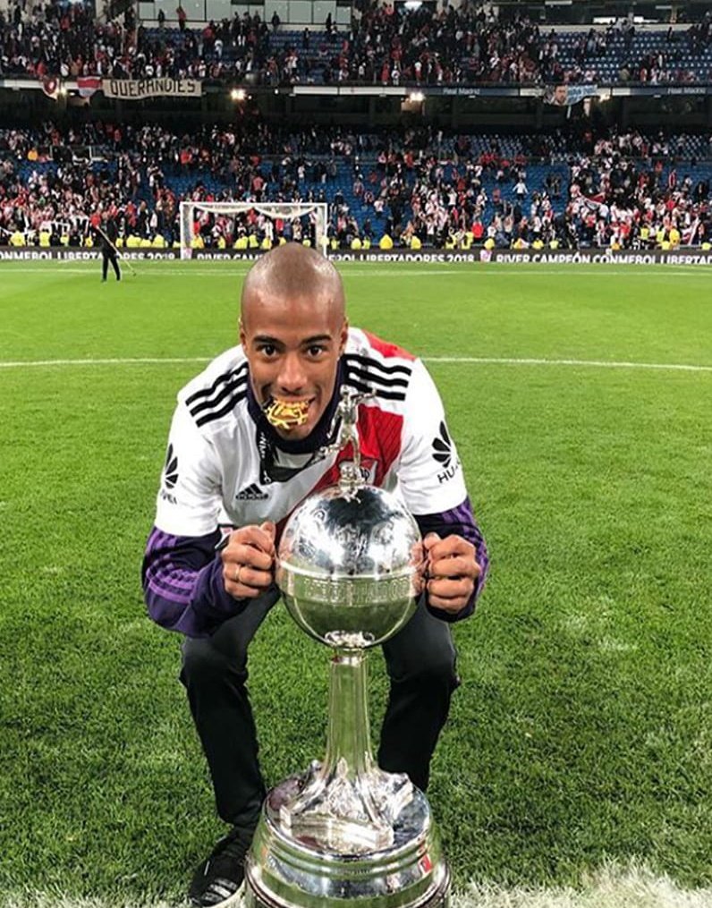 Kevinnnnnnnn_10's tweet photo. Yo gané la copa y vos no🚬🚬🚬 https://t.co/DHd2QJ4x1q