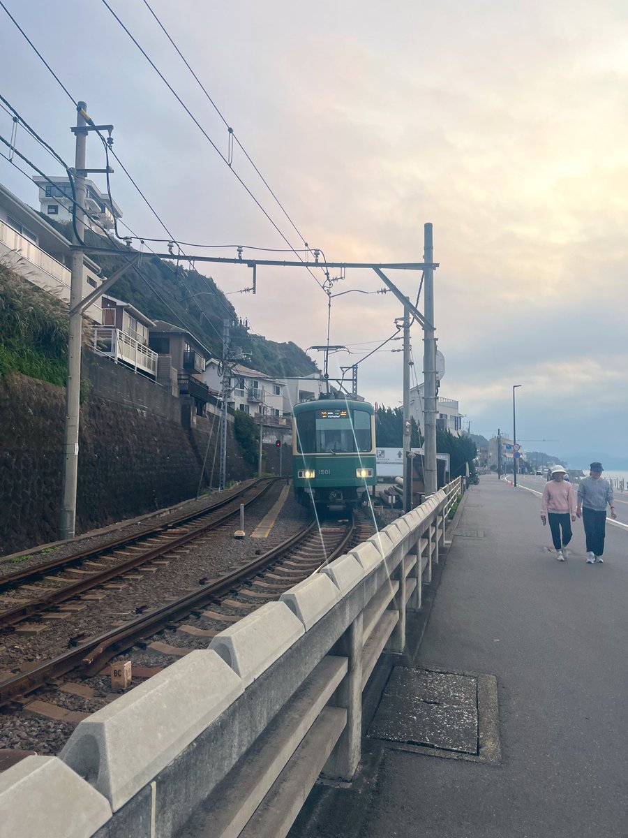 piro____kuru's tweet image. 昨夜はレイトショーで映画観て
大学駅伝観るため寝不足だけど🥱早起き成功！
フルの疲労も癒えてきたので七里ヶ浜までジョグ🚃
#ランニング
全日本大学駅伝に間に合って良かったー😊楽しみ♪
#GoTOKAI