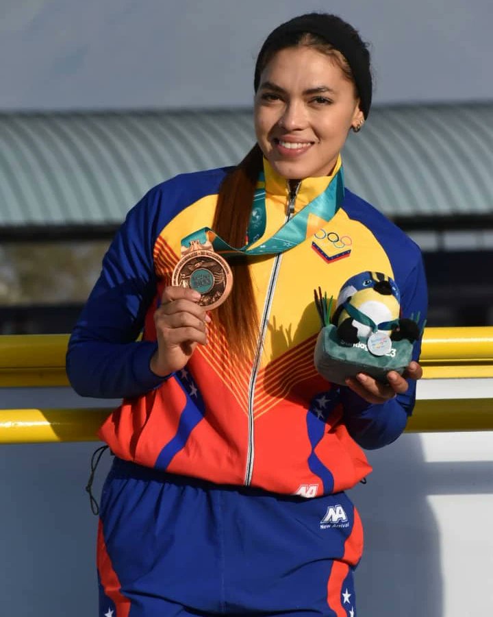 OfficialCOV's tweet photo. Angy Quintero luce su medalla de bronce 🥉

La patinadora subió a la tercera plaza del podio en la prueba de los 1000 mts sprint al finalizar con un tiempo de 1.28.79.

¡Felicidades, Angy! https://t.co/2xiXiYV953