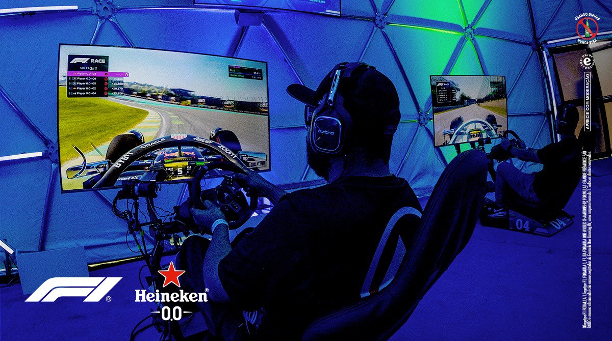 No Heineken®️ Village, até a torcida pode dar uma de piloto. Pelo menos no espaço gamer Player 0.0.  🎮 🏎️  #HeinekenNaF1 #HeinekenVillage #AprecieComModeração