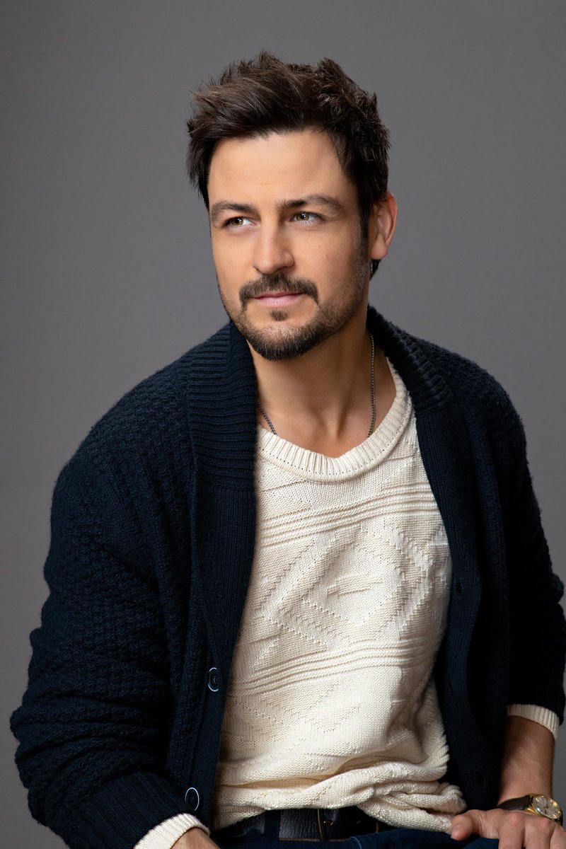 HunksOfHallmark's tweet photo. I wanna be Chris’d 🤪😍🙋‍♀️ #NeverBeenChrisd @tyler_hynes #CountdownToChristmas #Hynies @hallmarkchannel https://t.co/vORgKztyaY