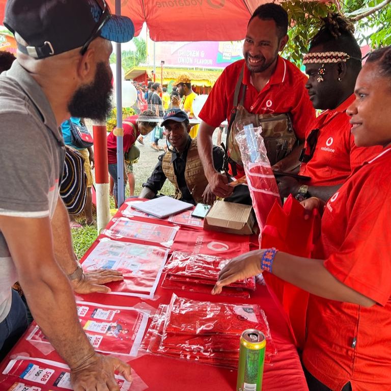 Vodafone_PNG's tweet photo. Are you at the #MorobeShow? 🤠 

Spend K150 on #Vodakads and get a FREE #ResellerKit! That's a FREE #MarketUmbrella, FREE #TShirt &amp; a #TopUpHere sign. 

Surukim lek i kam, stock bai klostu pinis ya! Lukim yu 😎 

#Asasumba #BestDataNetwork #VodafonePNG #TogetherWeCan https://t.co/A1fldvhtmA