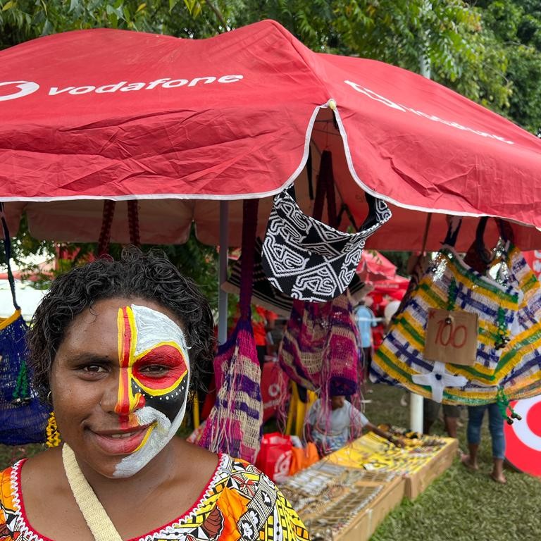 Vodafone_PNG's tweet photo. Are you at the #MorobeShow? 🤠 

Spend K150 on #Vodakads and get a FREE #ResellerKit! That's a FREE #MarketUmbrella, FREE #TShirt &amp; a #TopUpHere sign. 

Surukim lek i kam, stock bai klostu pinis ya! Lukim yu 😎 

#Asasumba #BestDataNetwork #VodafonePNG #TogetherWeCan https://t.co/A1fldvhtmA