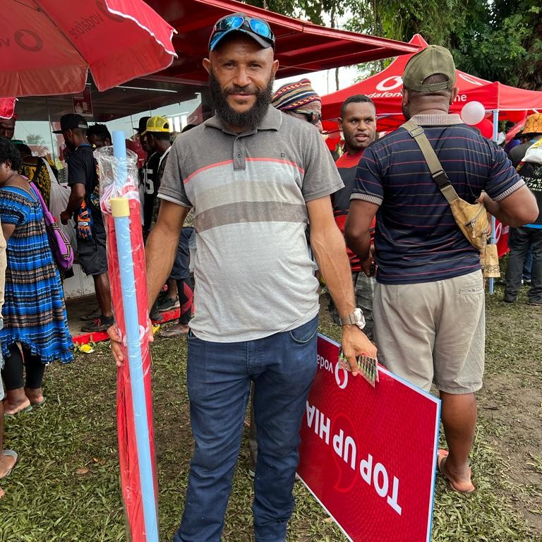 Vodafone_PNG's tweet photo. Are you at the #MorobeShow? 🤠 

Spend K150 on #Vodakads and get a FREE #ResellerKit! That's a FREE #MarketUmbrella, FREE #TShirt &amp; a #TopUpHere sign. 

Surukim lek i kam, stock bai klostu pinis ya! Lukim yu 😎 

#Asasumba #BestDataNetwork #VodafonePNG #TogetherWeCan https://t.co/A1fldvhtmA