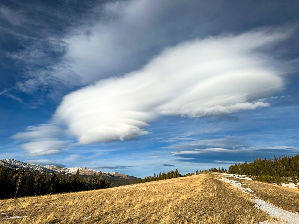 krp234's tweet image. Some wild lenticular clouds in the Bighorn Mountains today #wywx