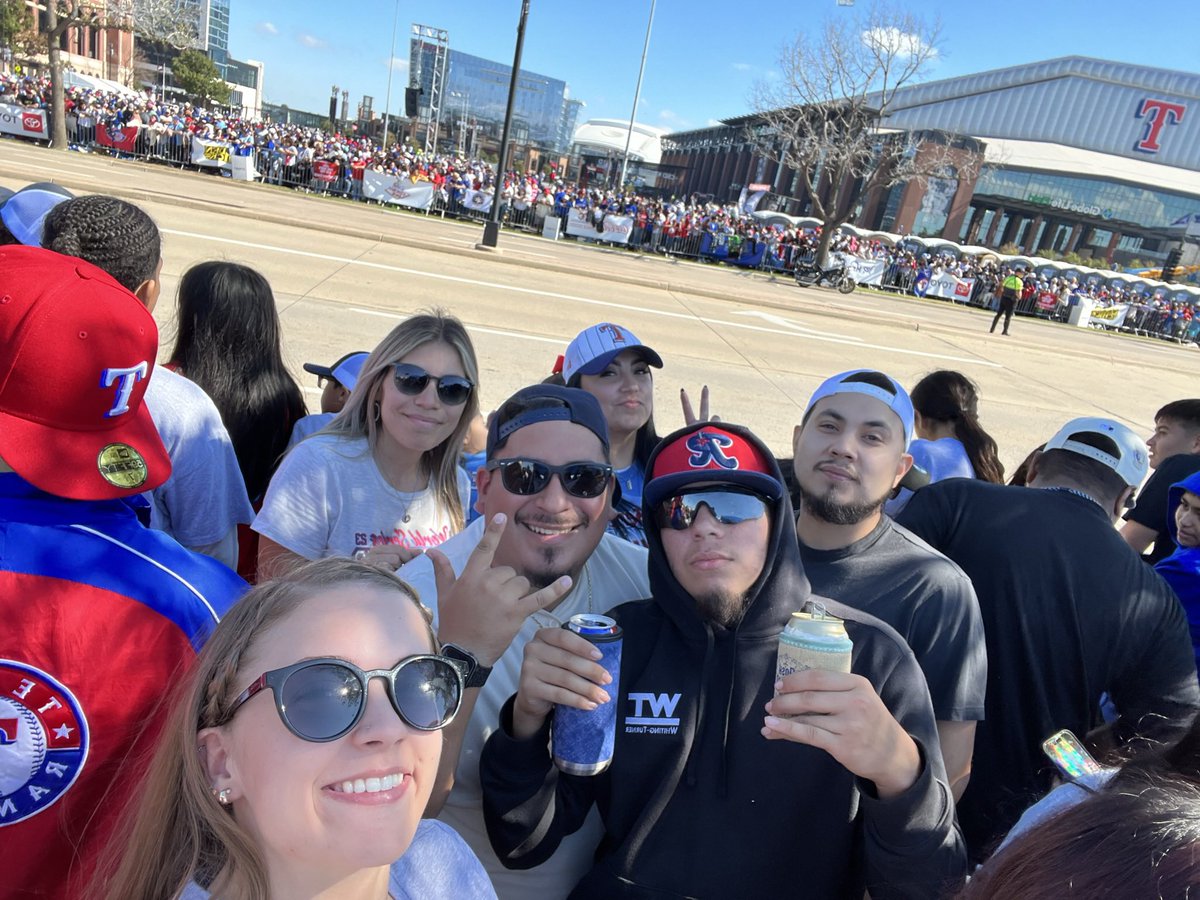 a_cruz3's tweet photo. World Series Parade 🏆🍾❤️⚾️💙 https://t.co/gnJjkRljhi