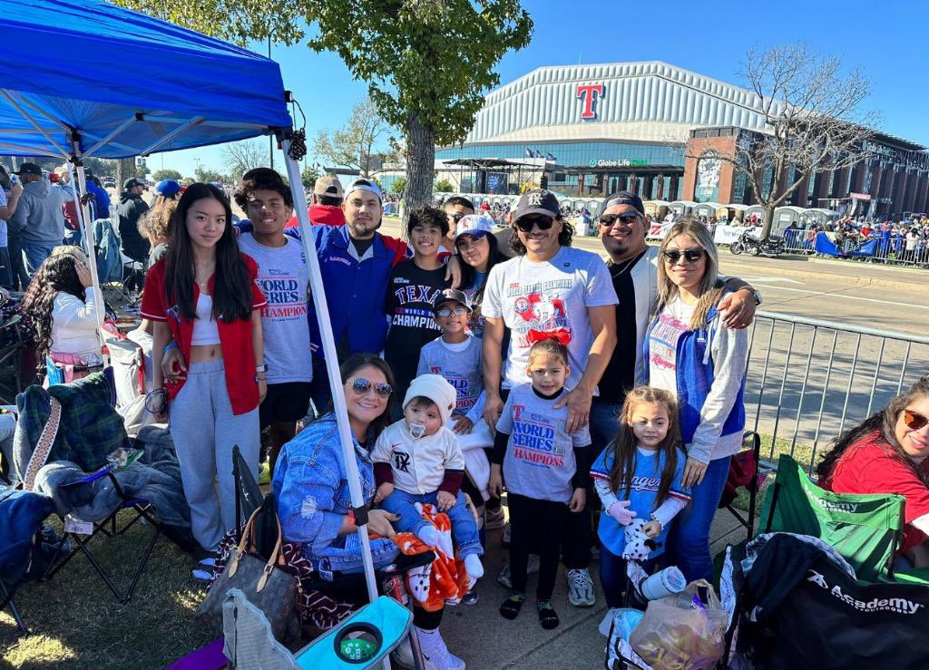 a_cruz3's tweet photo. World Series Parade 🏆🍾❤️⚾️💙 https://t.co/gnJjkRljhi