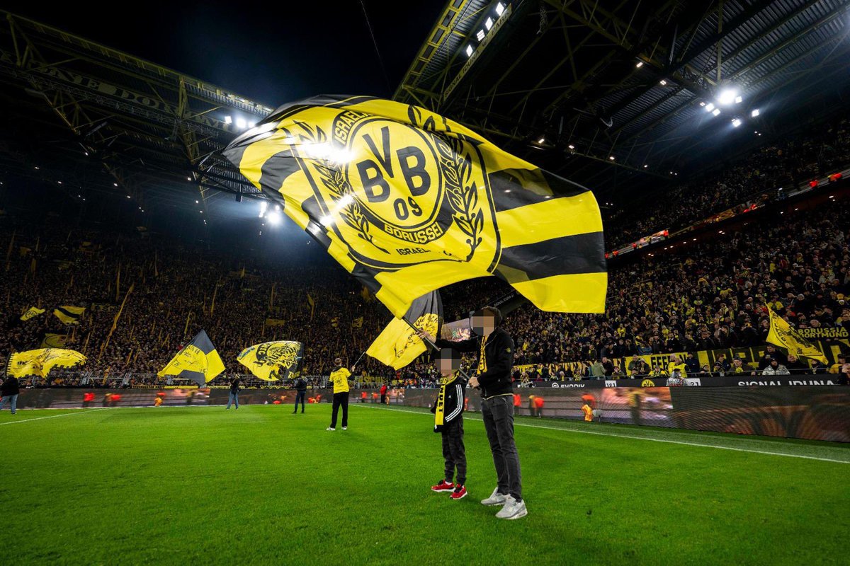 Dieser Junge verlor seine Großmutter, seinen Vater und seinen Bruder bei dem Massaker vom 7.10.

Heute stand er mit uns auf dem Spielfeld.

weitere 13 Überlebende standen zusammen auf der Tribüne.

manchmal ist das Ergebnis nicht interessant. Heute ist so ein Tag.