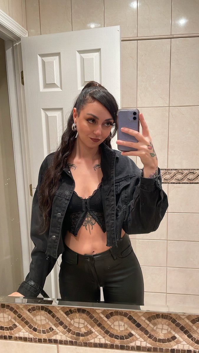 twiabpsucks's tweet photo. Only use this app for a selfies and every now and then venting about how weird people are https://t.co/0KjxRehBny