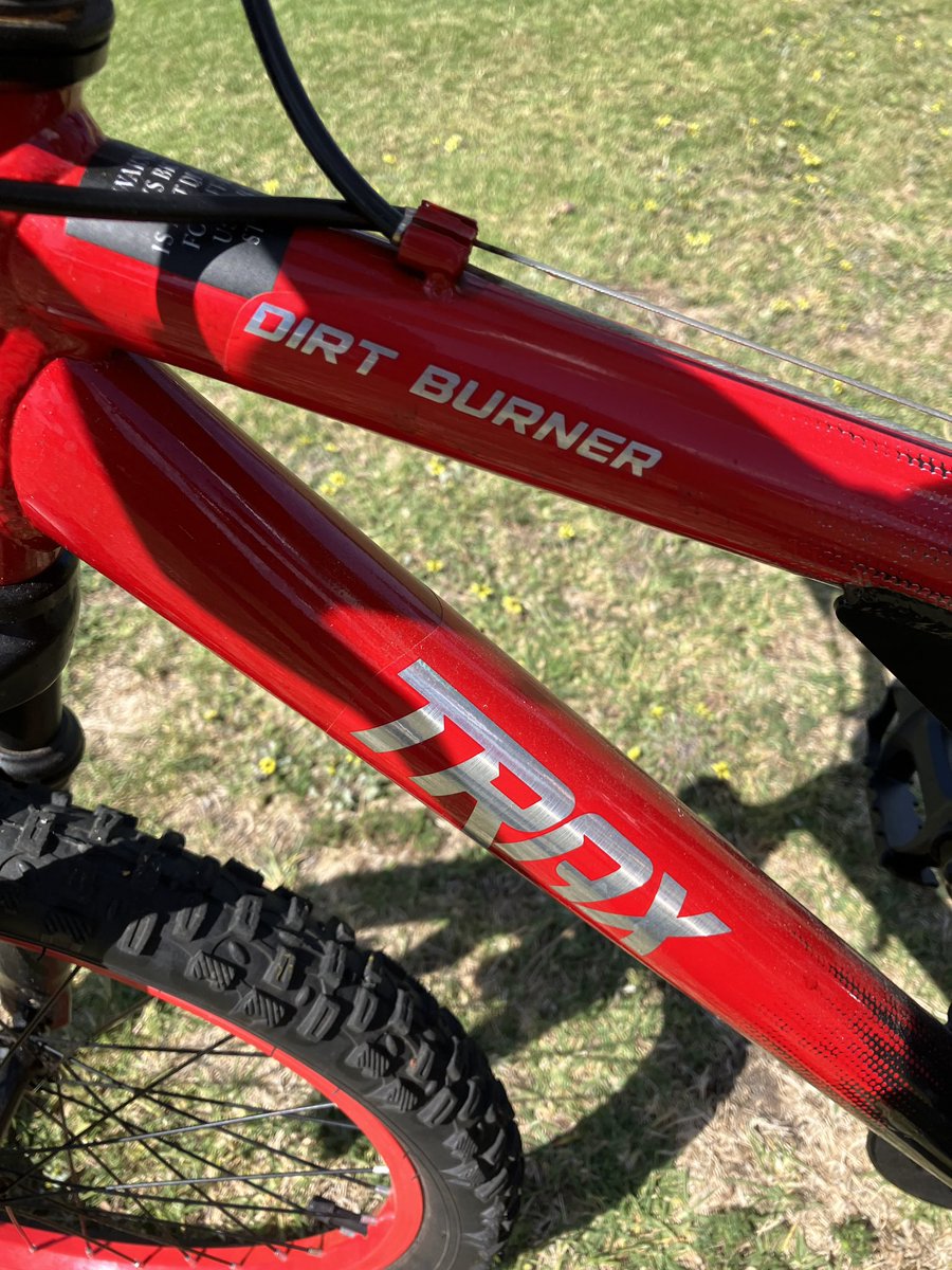 GogaRalph's tweet photo. @kmartaus what is the point of a bike called #dirtburner that is not suitable for off road!?! 🙄 https://t.co/8BFpZLEl3r
