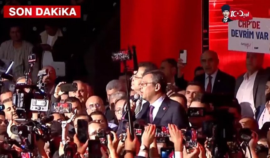 Mihrican75's tweet photo. CHP'de dengeler değişti....
CHP Genel Başkanlığında değişimciler kazandı. 
Özgür Özel 812
Kemal Kılıçdaroğlu 536 oy aldı...
Fark 276...
Peki, bu başarı Özgür Özel'in mi? Ekrem İmamoğlu'nun asıl bunu düşünmek gerekir.#özgürözel #chpgenelbaşkanı https://t.co/SIERyeBggc