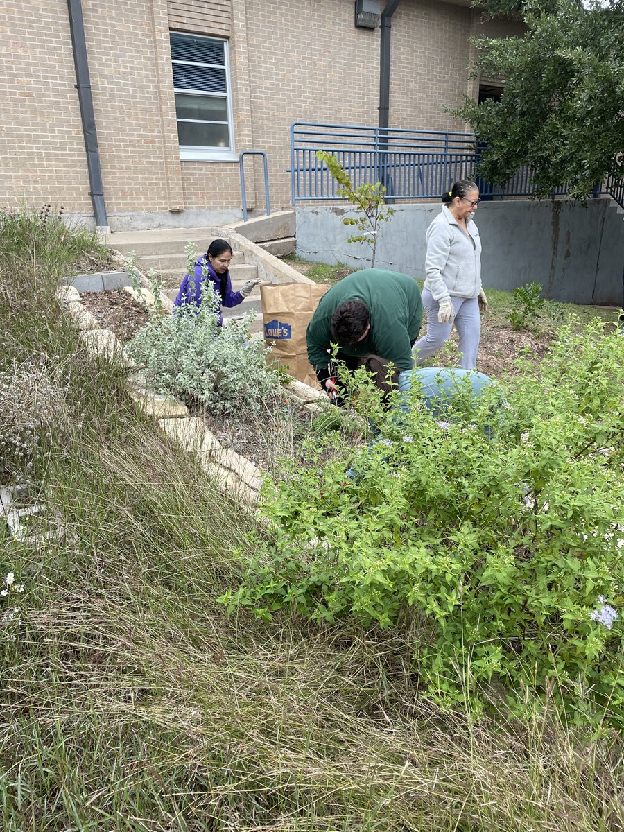LinderEagles's tweet photo. It was our 5th annual Linder Garden Day! It was wonderful and we loved having our community gather! @LinderEagleACE @AustinISD @AISDElementary https://t.co/8nuPfqa8Y7