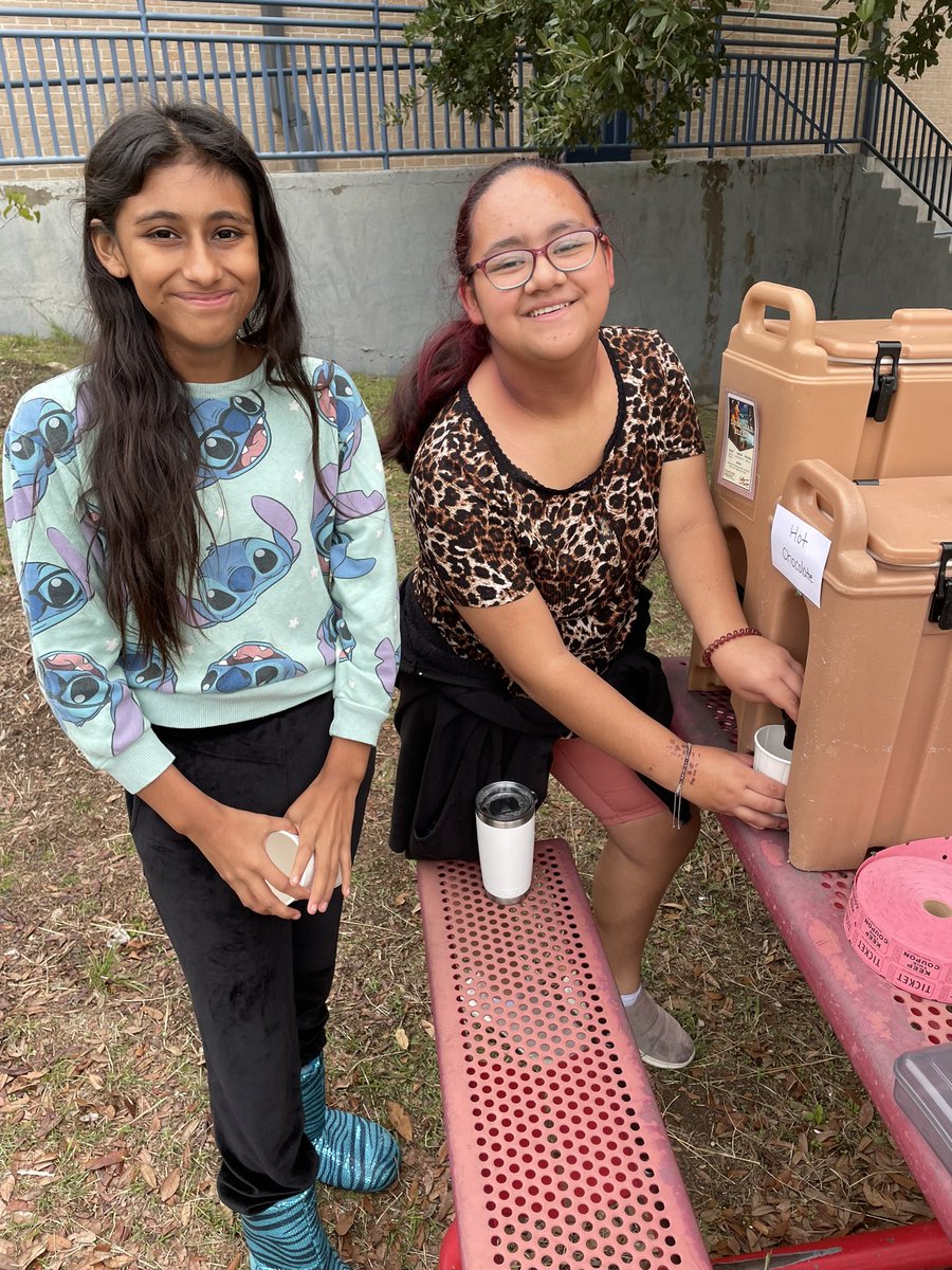 LinderEagles's tweet photo. It was our 5th annual Linder Garden Day! It was wonderful and we loved having our community gather! @LinderEagleACE @AustinISD @AISDElementary https://t.co/8nuPfqa8Y7
