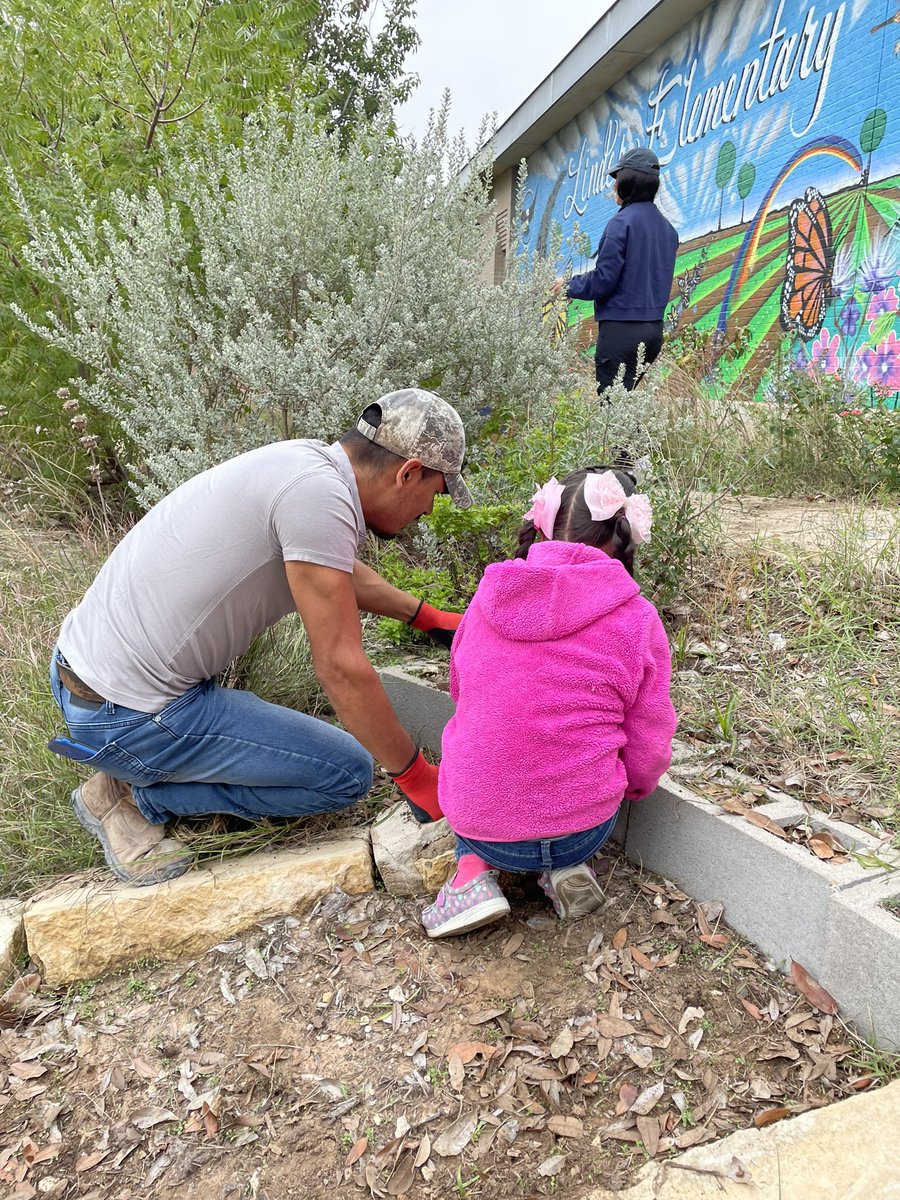 LinderEagles's tweet photo. It was our 5th annual Linder Garden Day! It was wonderful and we loved having our community gather! @LinderEagleACE @AustinISD @AISDElementary https://t.co/8nuPfqa8Y7