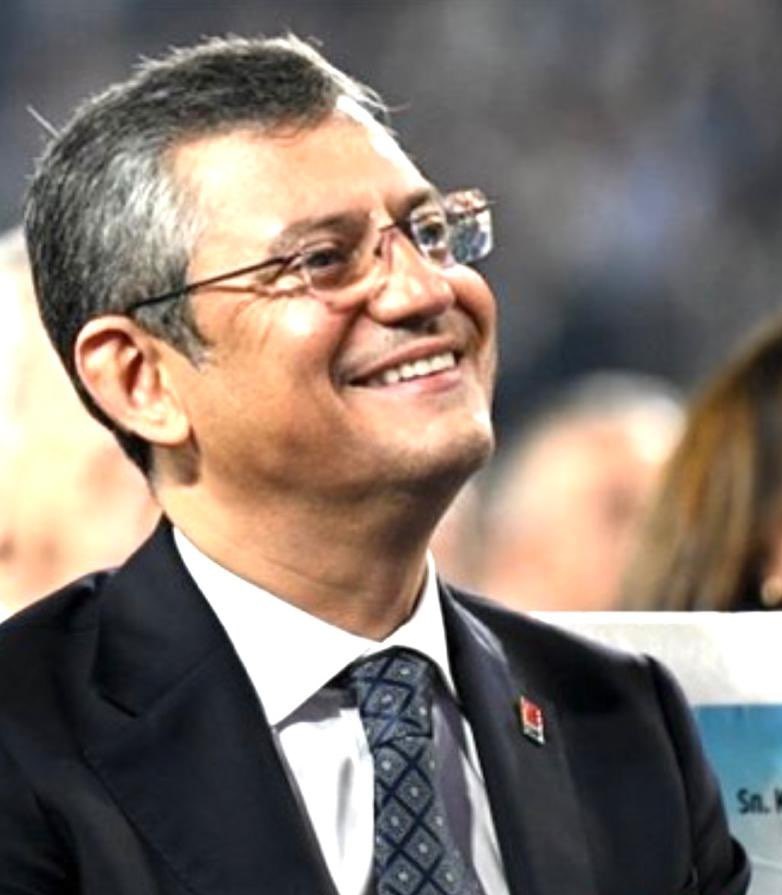 Özgür Özel : 812

Kemal Kılıçdaroğlu : 536

Cumhuriyet Halk Partisinin 8. Genel Başkanı <a href="/eczozgurozel/">Özgür Özel</a> 🇹🇷

Tebrikler...

#CHP38Kurultay