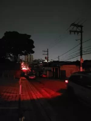 ErikakHilton's tweet photo. É um horror o que a ENEL e as empresas de energia do interior estão fazendo com a Capital e com o Estado de São Paulo.

São milhões de pessoas há mais de 24 horas sem luz. Muitas delas prestarão o ENEM, uma prova importante para seu futuro, AMANHÃ.

No período que elas poderiam estar descansando ou estudando para a prova, a @EnelBrasil , a @CPFLEnergia,  a @neoenergiaElekt e outras concessionárias garantiram que elas estão preocupadas se sua comida e medicamentos vão estragar, se vão conseguir tomar um simples banho, e até dormir com o mínimo de segurança.

Aqui em São Paulo, a ENEL levará geradores para as escolas que precisarem. Isso é o mínimo do mínimo, e meu mandato estará atento sobre a aplicação da prova tanto na capital quanto no interior.

Tempestades como a de ontem serão cada vez mais frequentes e não podem continuar sendo justificativa pras concessionárias de energia deixarem de prestar o serviço que justamente pagamos pra elas pra prestarem.