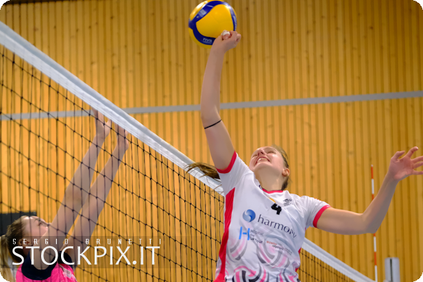 sergiobrunetti's tweet photo. Today first attempt to a #volley game. #Zurich vs #Geneva - Not easy at all, but I did something good anyway. More images on https://t.co/SCVlyuIMhu 
Images managed by @imago_images 
@srfsport @RTSsport @NZZSport @20min_sportnews @20minutesOnline https://t.co/DtQOwviduy