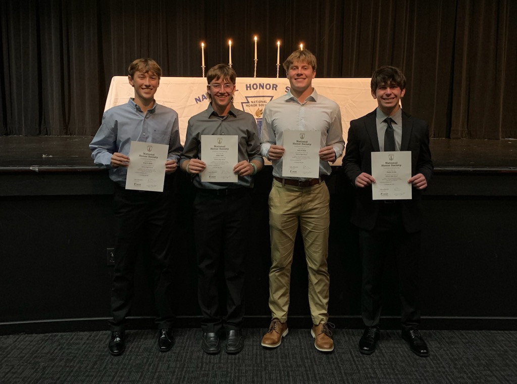 🕯Congratulations to the following baseball Juniors for their NHS induction tonight. Keep up the great work!🕯
Left to Right....
Grant Gould, Caleb Fork, Luke Sharp, Hudson Jordan
#HPND 🦅⚾️🔵⚫️