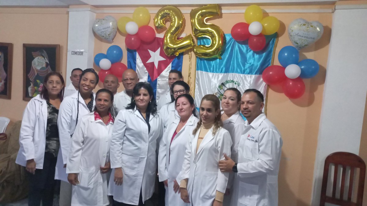 BMC de Santa Rosa celebrando el 25 aniversario de la presencia de profesionales de la salud en Guatemala, brindando Salud con profesionalidad y mucho amor. La integran 13 excelentes cooperantes conducido por la Dra. Laritza. Felicidades