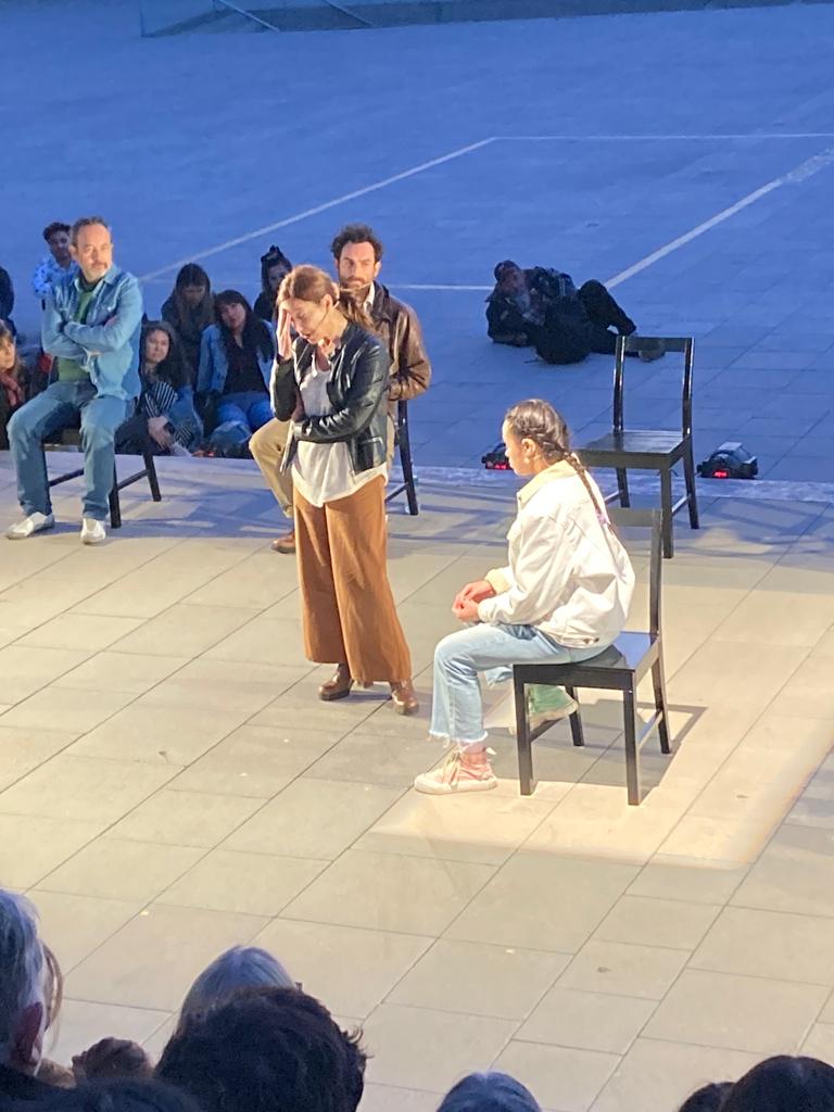 MuseoMemoriaCL's tweet image. 🎭Con lleno total vivimos la función de &quot;Primavera con una esquina rota&quot;, la emblemática obra montada por primera vez en 1984, con la que @teatroictus conmemora  los #50añosdelGolpe.

✨ ¡Muchas gracias a las más de 1.500 personas que llegaron hoy a acompañarnos! 

👏👏