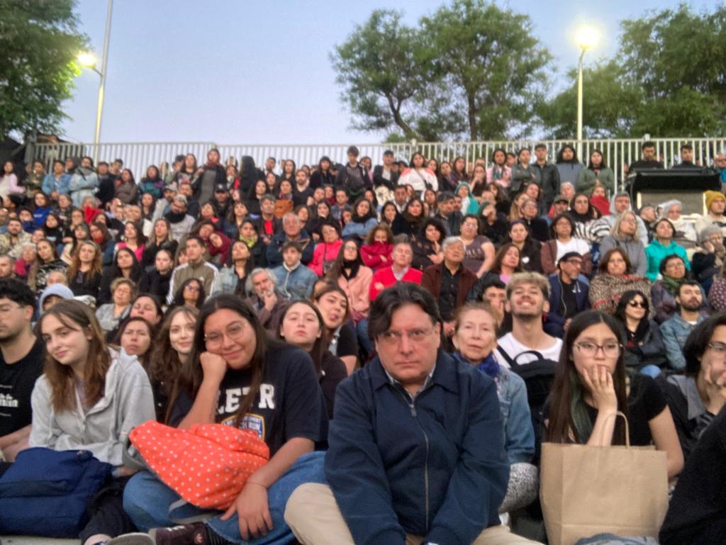 MuseoMemoriaCL's tweet image. 🎭Con lleno total vivimos la función de &quot;Primavera con una esquina rota&quot;, la emblemática obra montada por primera vez en 1984, con la que @teatroictus conmemora  los #50añosdelGolpe.

✨ ¡Muchas gracias a las más de 1.500 personas que llegaron hoy a acompañarnos! 

👏👏