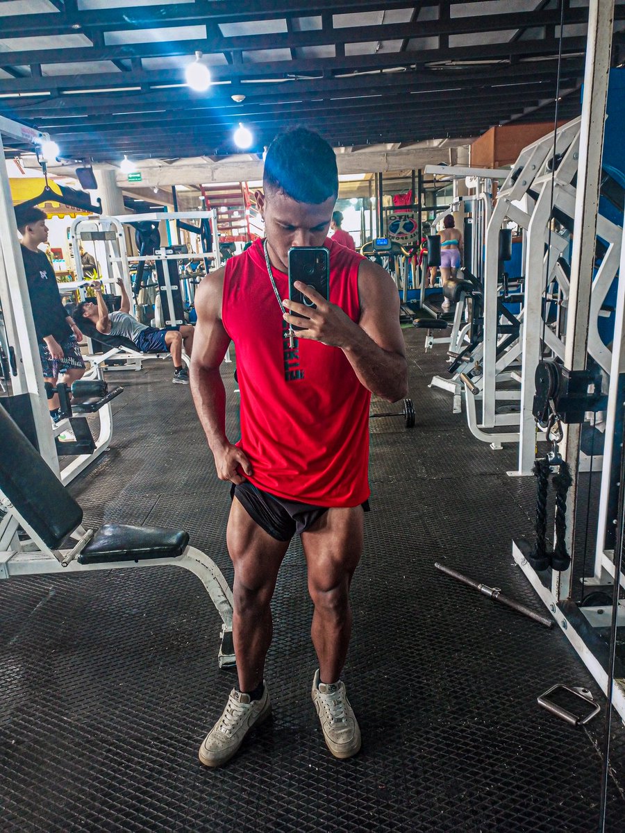 𝙐𝙣 𝙣𝙚𝙜𝙧𝙤 𝙚𝙜𝙤𝙘𝙚𝙣𝙩𝙧𝙞𝙘𝙤 tweet media