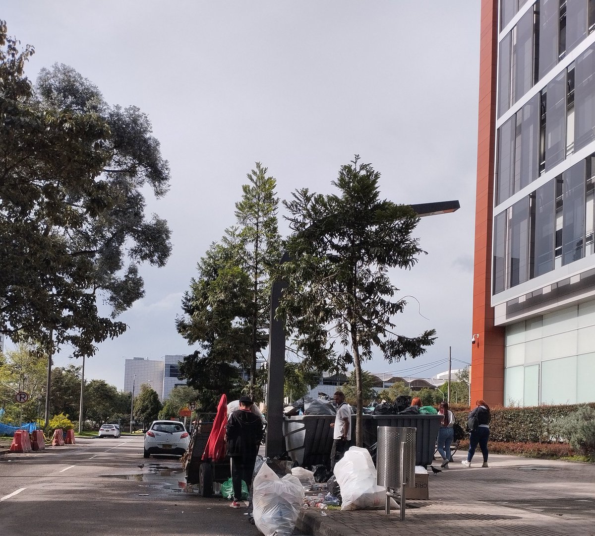 SalitreOriental's tweet photo. Aburridos estamos los vecinos de #CiudadSalitreOriental con T3 #Argos - Ciudad Empresarial Sarmiento Ángulo #CEMSA Cll 24A # 59 - 42. Sacan sus residuos a las 2 pm los sábados y el camión pasa hoy a las 10 pm. ¿8 hr de abandono en vía pública?@teusaquillo13 @habitatbogota @Uaesp https://t.co/BnbVkgm7pZ