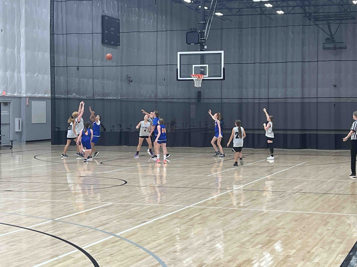 Crossover Elite 6th Girls in action vs North Point as part of @cnrbasketball winter league!