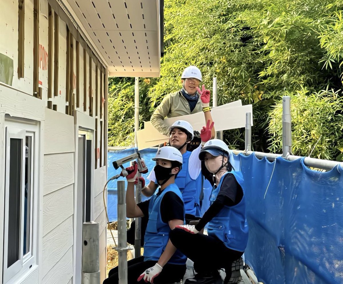 parkbogumfamiIy's tweet photo. Volunteers do not  necessarily have TIME; they just have the HEART

Thank you for being the change we want to see in the world 
@BOGUMMY 
@jinuSEAN3000 
 #hojune0330
 #loveyoonsea
 #fromtheline12
 #honeyk0

#koreanhabitat 
#ParkBoGum #박보검
#パクボゴム
#2023_815런 
#한국해비타트 https://t.co/yU1TWv3Dk5