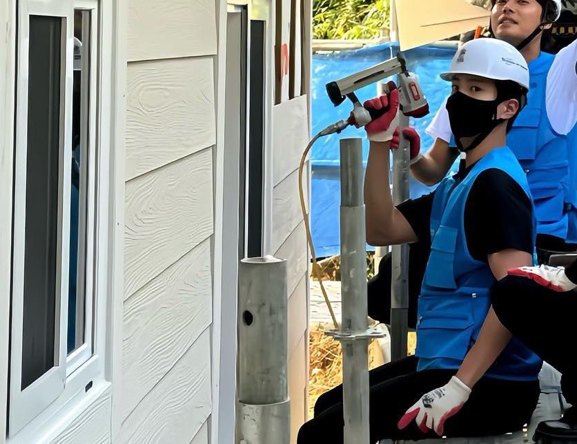 parkbogumfamiIy's tweet photo. Volunteers do not  necessarily have TIME; they just have the HEART

Thank you for being the change we want to see in the world 
@BOGUMMY 
@jinuSEAN3000 
 #hojune0330
 #loveyoonsea
 #fromtheline12
 #honeyk0

#koreanhabitat 
#ParkBoGum #박보검
#パクボゴム
#2023_815런 
#한국해비타트 https://t.co/yU1TWv3Dk5