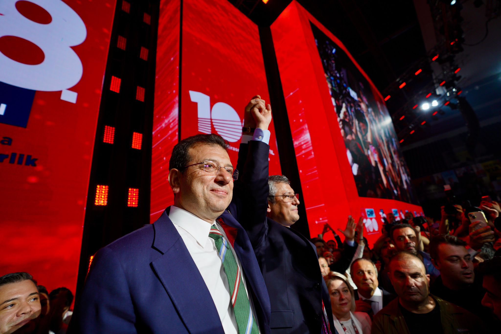 Ekrem İmamoğlu on X: "Cumhuriyet Halk Partisi 38. Olağan Kongresi'nde Genel  Başkan seçilen Sayın Özgür Özel'i tebrik ediyor, kongrenin geçekleşmesinde  emeği geçen herkese teşekkür ediyorum. Değişim sırası Türkiye'de.  https://t.co/DMIVragrjT" / X