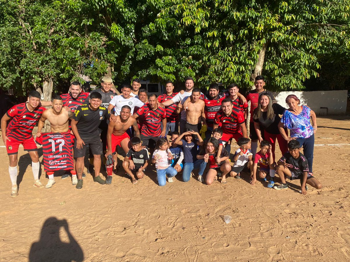 LosKuarulFC's tweet photo. Una fecha más en la SuperLiga del populoso barrio Chiquito.

+3 para los dueños de la fiesta, victoria por 4-1 vs alcoholito

Goles:
⚽️ Miguel Bernal
⚽️ José Galeano 
⚽️ Rodrigo Nuñez 
⚽️ Fer Quiñonez 

#LosKuarul
#SimplementeTeMueve 🔥 https://t.co/8uVB0EINkL