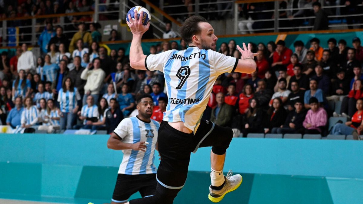 🇦🇷 Argentina da el golpe y le gana a Brasil la final del Balonmano

🥇 Los "Gladiadores" albicelestes se quedaron con el oro en la rama masculina y sacaron pasaje a Paris 2024.

¿Más? 👋 bit.ly/3QpJ991