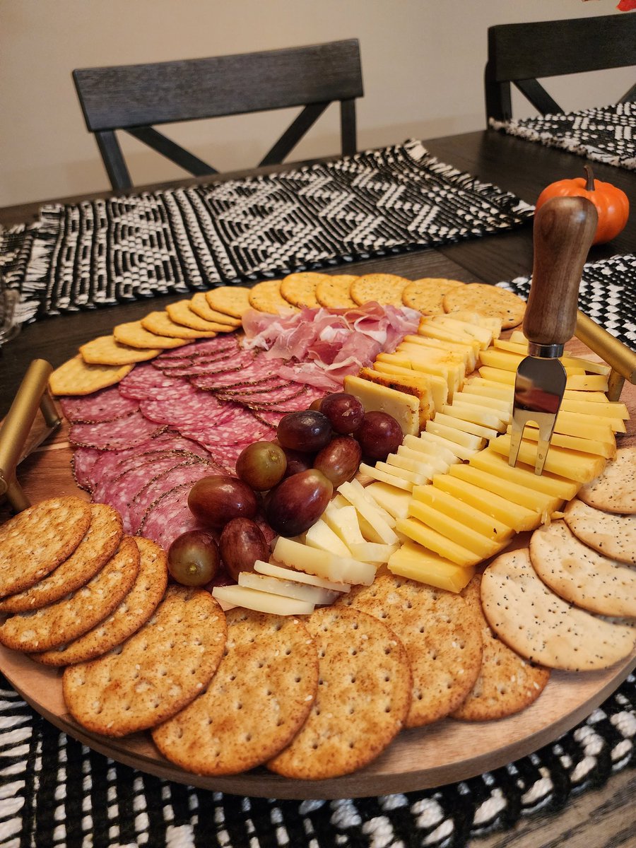 DasavagePoptart's tweet photo. Getting fancy out here!
#charcuterie #myfirstattempt https://t.co/6Ueci35lZe