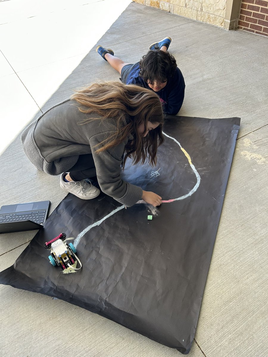 TechRunsThruIt's tweet image. #DMS78cs made their own map challenges for follow the line activities!👏👏
Such amazing conversations about corner tightness, color vs reflection, and line thickness. Love hearing them work through the process! #DreamTogether @DieterichMS @misdcte @LEGO_Education #spikeRobot