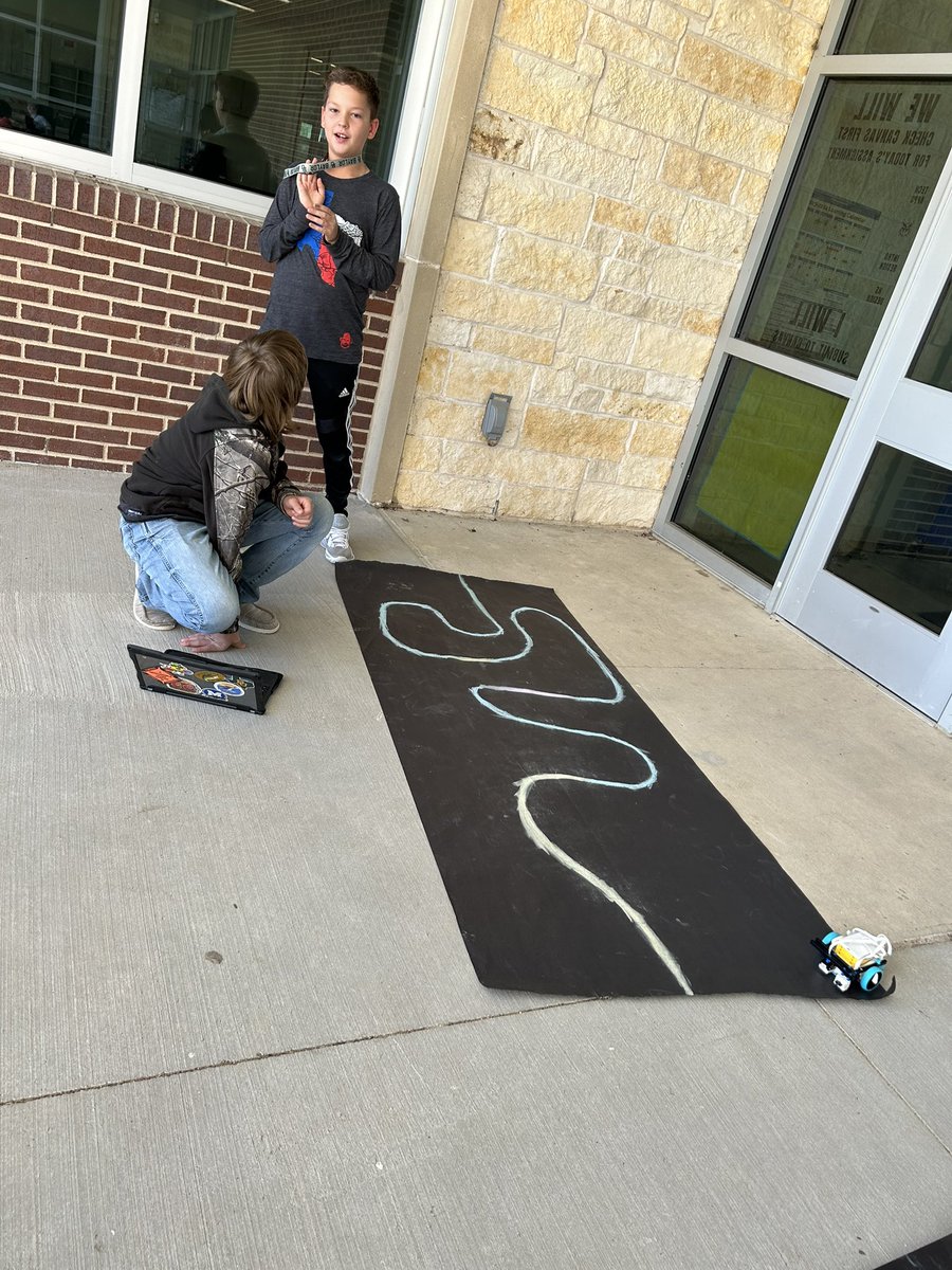 TechRunsThruIt's tweet image. #DMS78cs made their own map challenges for follow the line activities!👏👏
Such amazing conversations about corner tightness, color vs reflection, and line thickness. Love hearing them work through the process! #DreamTogether @DieterichMS @misdcte @LEGO_Education #spikeRobot
