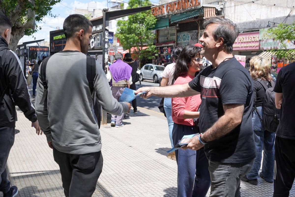 oscar_bitz's tweet photo. ✌🏻¡Acercando las propuestas de @SergioMassa con @fmoreiraok en San Martín!

Queremos un Presidente que quiera mejorar y no destruir, que quiera construir con amor y unidad. El odio nunca es el camino. 

#MassaPresidente #VotaConLaBandera https://t.co/aoRuxlJfYL