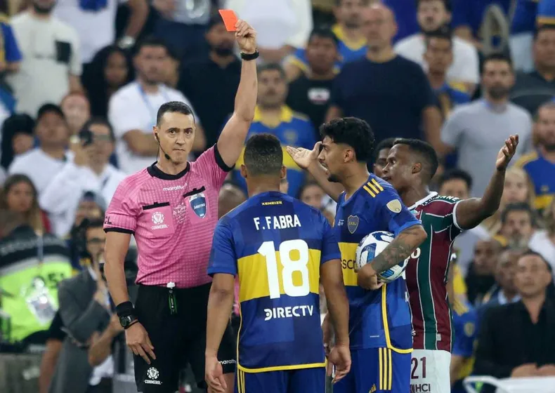 Te lo avisamos cuando quiso pisarla y cancherear vs Platense y puso en riesgo la victoria de ese día. Hoy tiene que haber sido el último partido de Fabra en Boca. No lo decimos nosotros, lo dicen los hechos.