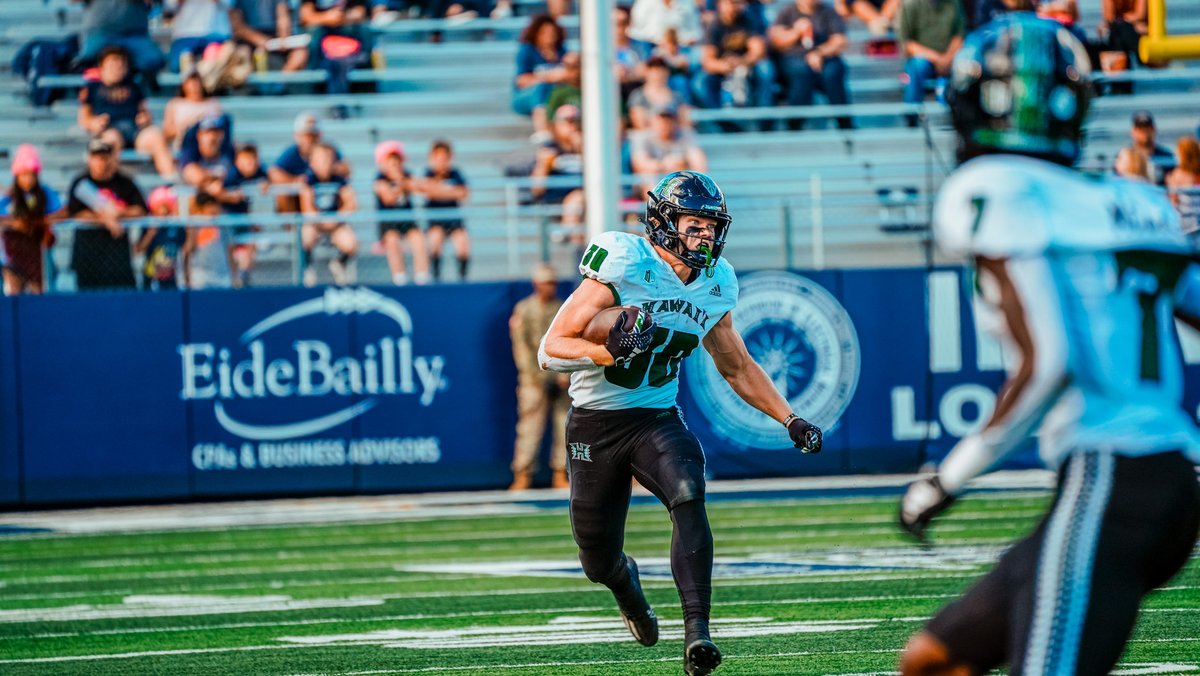 HawaiiFootball's tweet photo. A total 𝗧𝗘𝗔𝗠 𝗪𝗜𝗡 👊

#BRADDAHHOOD x #GoBows

RECAP ➜ https://t.co/JtzEPAumOJ https://t.co/W4wLrgPztH