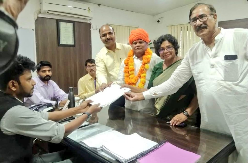 SureshKoBJP's tweet photo. @GarasiyaSama 
पिंडवाड़ा विधानसभा से भाजपा प्रत्याशी श्री समाराम गरासिया ने अपना नामांकन दिखिल किया। भाजपा के प्रति जनता जनार्दन का अटूट स्नेह और समर्थन भाव निश्चित रूप से प्रदेश में कमल का फूल खिलाने में सहायक सिद्ध होगा। @bjp_sirohi @cpjoshiBJP
#आ_रही_है_भाजपा @VijayaRahatkar https://t.co/fq1aQ9ne49
