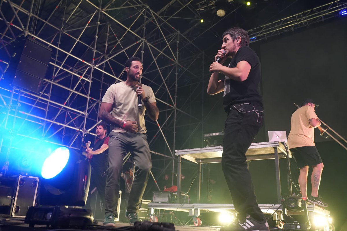 Girona_Cat's tweet photo. 🔥🤘@ZooPosse, @Smoking_Souls i @Auxili_Band tanquen els concerts de #FiresGirona amb una Copa plena a vessar i amb la participació sopresa de @valtonyc, que ha pujat a l’escenari amb @panxzoo1. https://t.co/l3phKJKdRJ