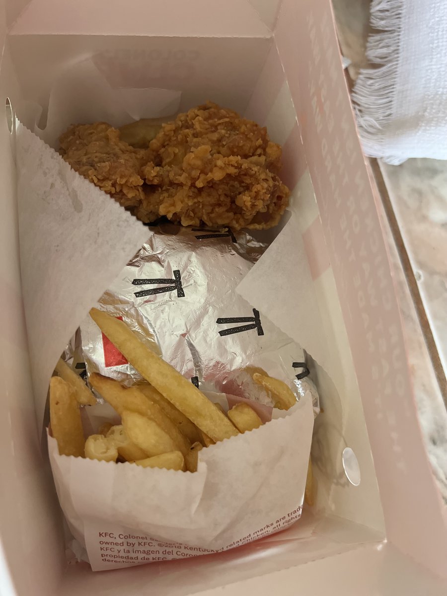 curleen_r's tweet photo. KFC 🤤is better than Royal Castle and if you think 💭 otherwise fight me in the comments 😏
#KFC #Food #Foodie #Favorite #Spicy #SpicyChicken #WhatIsIs #MyFavorite #Sunday #sundayvibes #SundayFunday #SundayLunch #ctscollege @CTSCollegeTT https://t.co/S2ss90aKIu