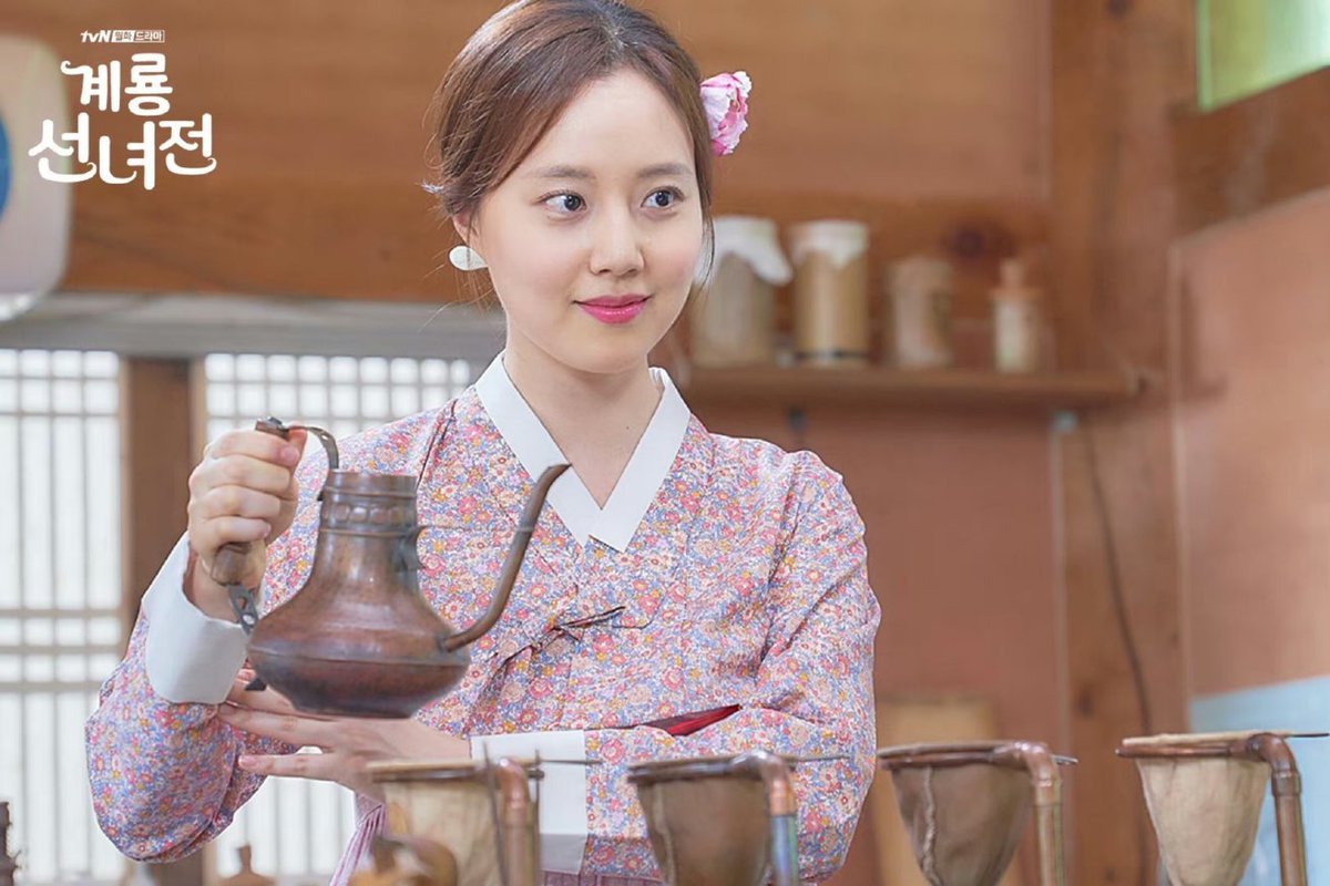 lookuptheskyyy's tweet photo. Happy 5th Anniversary ❤️
Chae Won unnie I really want to see you wearing hanbok again !!!! You look soooooooo beautiful in hanbok 😍
#TaleofFairy #MamaFairyandtheWoodcutter
#moonchaewon #문채원 https://t.co/V2TPviCLgC
