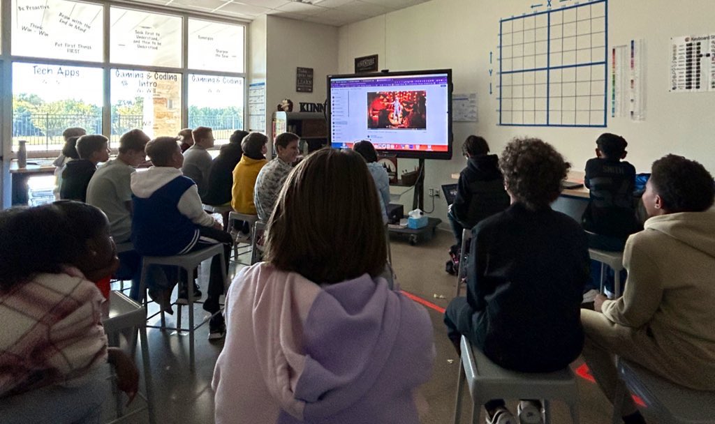 TechRunsThruIt's tweet image. It’s movie time for #6thGradeTechApps. We wrapped up our intro to @WeVideo w/Ss created videos!! #GreenScreen, pic in pic, videos, voiceovers , audio fades, scrolling credits & MORE!! ❤️ Ss choice products & this group did not disappoint. @dieterichms #DreamTogether @misdcte