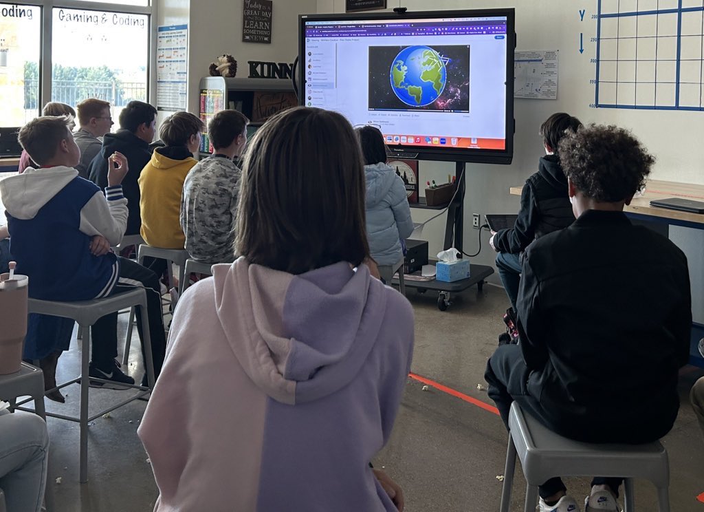 TechRunsThruIt's tweet image. It’s movie time for #6thGradeTechApps. We wrapped up our intro to @WeVideo w/Ss created videos!! #GreenScreen, pic in pic, videos, voiceovers , audio fades, scrolling credits & MORE!! ❤️ Ss choice products & this group did not disappoint. @dieterichms #DreamTogether @misdcte