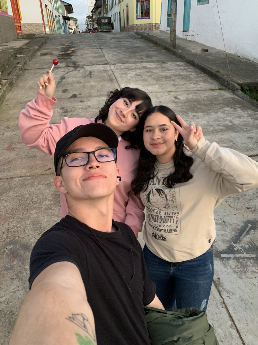 Daraxt_jg's tweet photo. Con las chicas de la calle feliz 🧚🏻🌙 https://t.co/YRg4ZPUDFR
