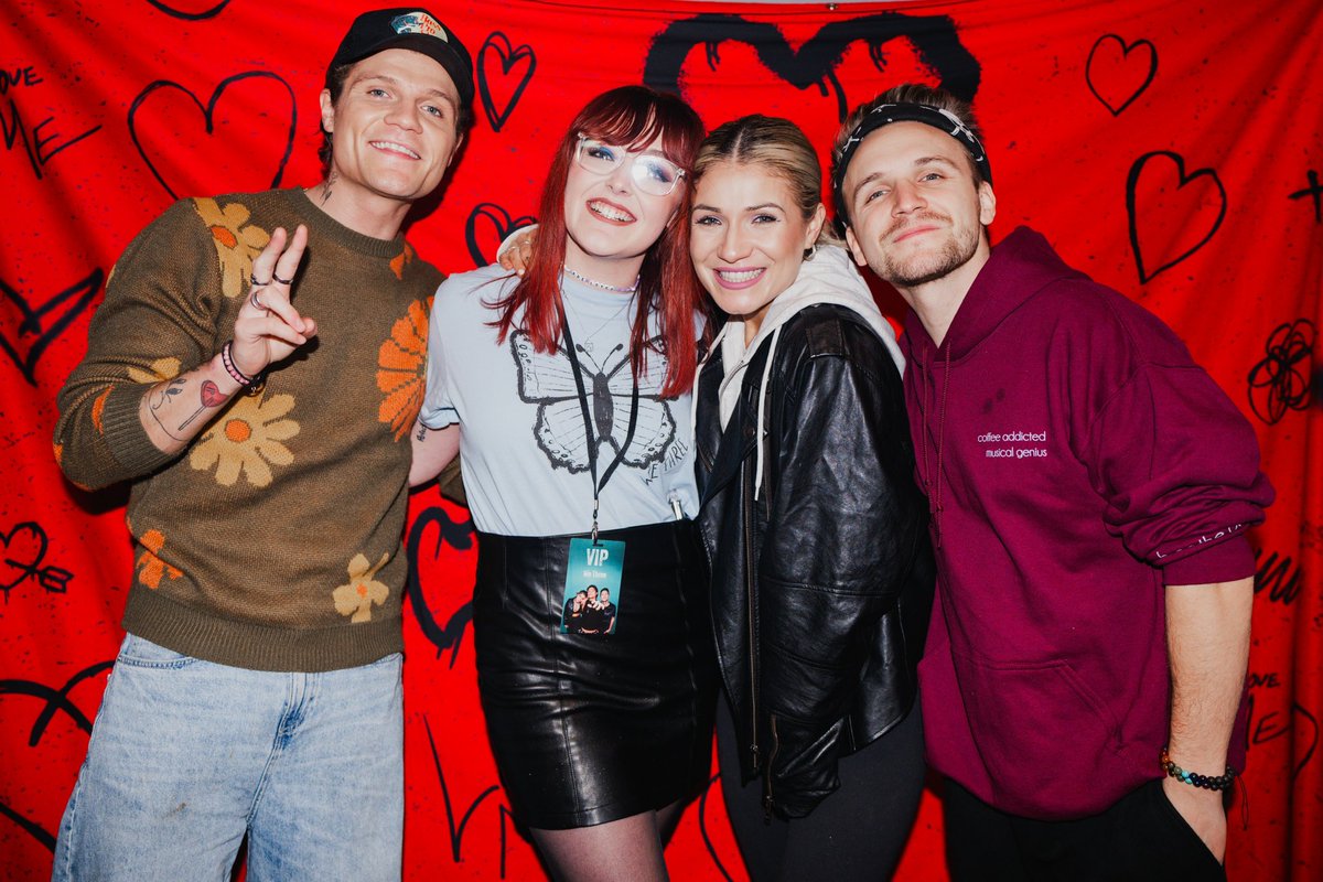 FYIXOTB's tweet image. seeing the band who continuously save my life over and over again while dealing with a broken heart was one of the most special experiences of my life, i will forever be grateful for @wethreemusic they are my lifeline. 🫶🏻🫶🏻🫶🏻