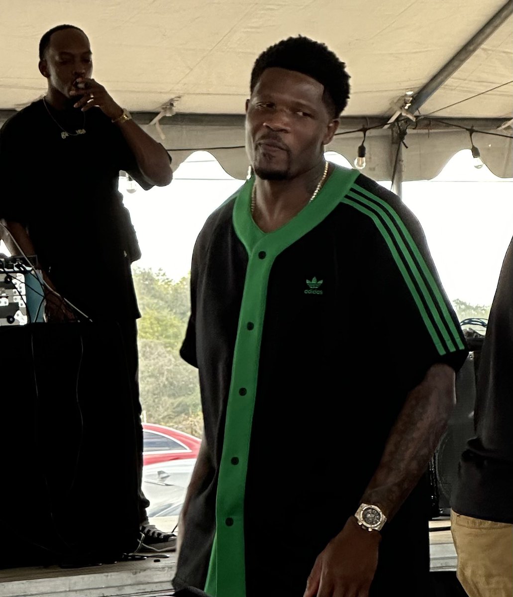 BigSargeSportz's tweet image. When an NFL Legend shows up to your homecoming and hangs out in your frat (Alpha Phi Alpha-Eta Gamma) tent…You truly know you “Set It Out” #Sarge #PVU 
Andre Johnson- 🐐