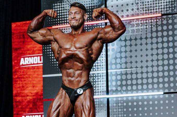 geovaneng2003's tweet photo. Num dia você entra na academia, no outro você tá assistindo o mr. olympia e torcendo pro dino 🦖 https://t.co/yKRfbmJjia