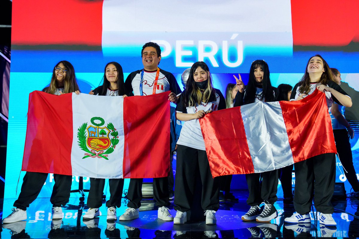 🟢 Fin de la competencia #PEC23 🟢

🥇 Perú gana el oro en ambas categorías de Dota 2 tras superar a Argentina en las dos finales de la disciplina.

🎮 En el open vencieron por marcador de 3-0, mientras el femenino se impuso 3-1.

👏 Felicidades campeones

📷: @GE_Federation